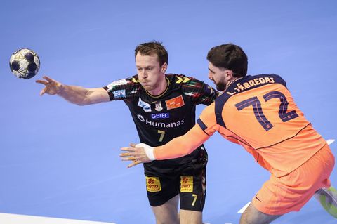 Felix Claar (l) war bester SCM-Schütze Foto: Ronny Hartmann/dpa-Zentralbild/dpa