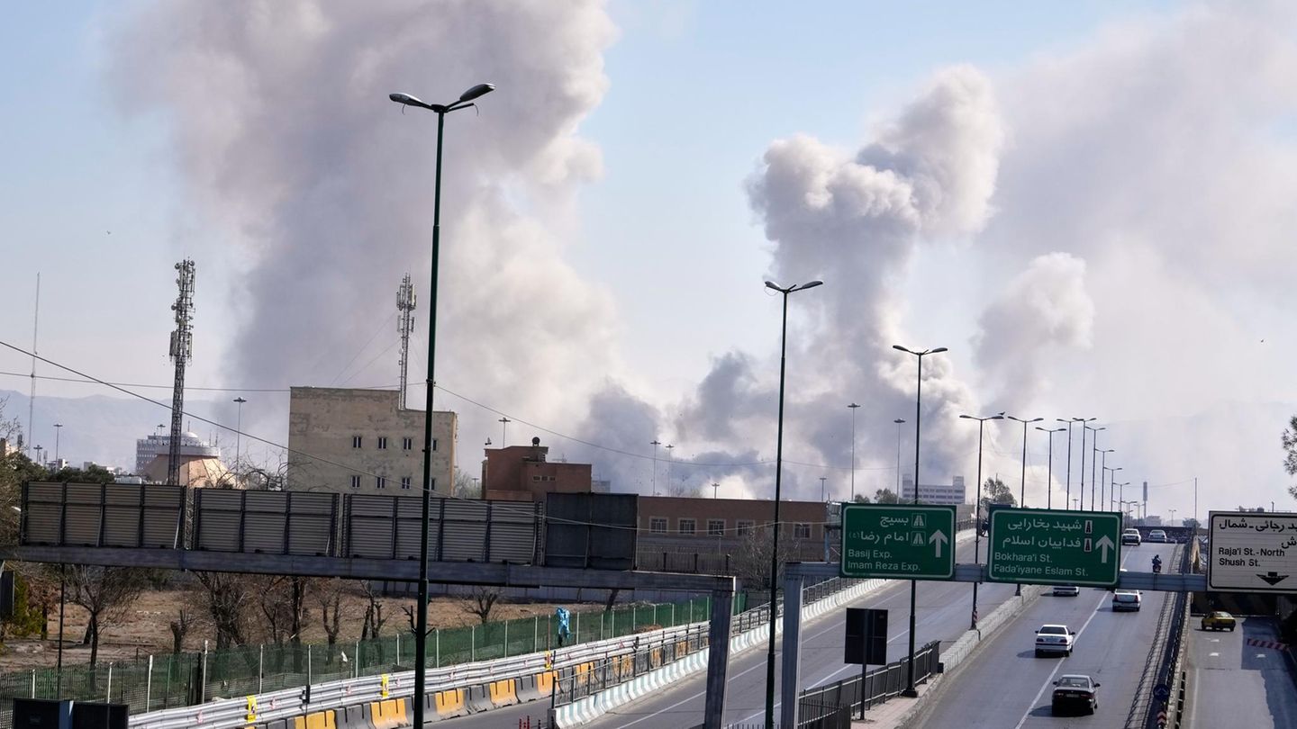 Rauchschwaden steigen in der iranischen Hauptstadt Teheran