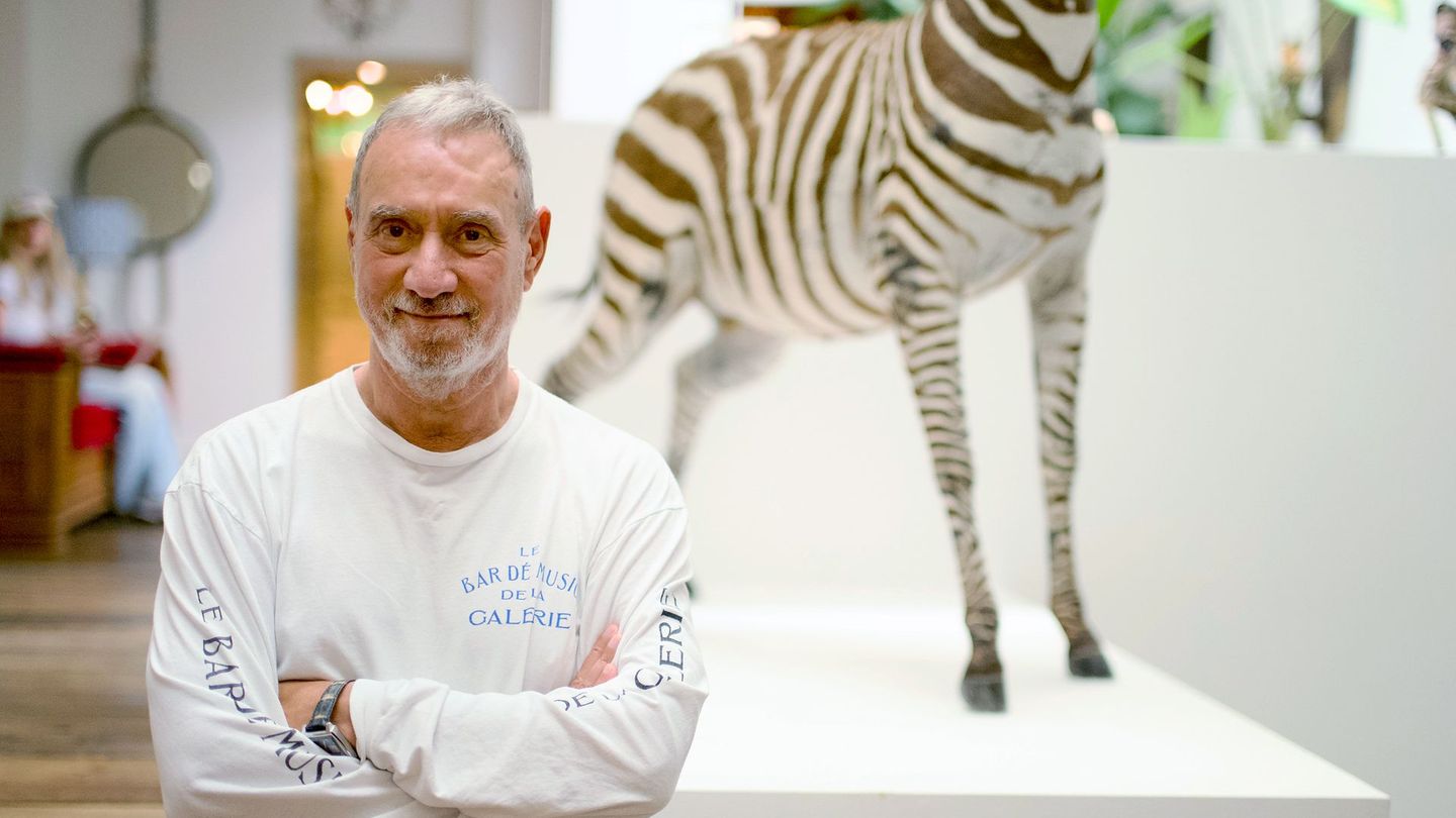 Dieser Mann lebt mit Zebra: Roland Emmerich lässt den Filmemacher seiner Biografie auch in seine – spektakulären – Häuser. Neben einer geschichtsträchtigen Hollywood-Villa erlebt man auch sein Londoner Haus, das mit viel Geschmack und Kunst eingerichtet ist.