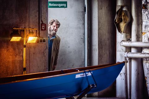 Behringer (Antoine Monot) ermittelt im elitären Ruderclub Rivus. Für die Mitglieder ist Rudern mehr als ein Sport, es sei eine Religion, wie einer der Ruderer erklärt.