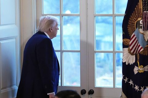 Donald Trump schaut aus dem Fenster vom Konferenzsaal im Weißen Haus auf die Baustelle des Ballsaals