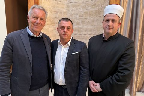 Alt-Bundespräsident Wulff ist seit Jahren mit der Familie des Ermordeten befreundet. Foto: Michael Bauer/dpa