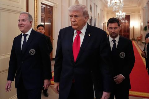 Trump mit Club-Besitzer Jorge Mas Santos und Lionel Messi auf dem Weg im Weißen Haus zur Ehrung des US-Fußball-Titelverteidigers