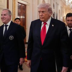 Trump mit Club-Besitzer Jorge Mas Santos und Lionel Messi auf dem Weg im Weißen Haus zur Ehrung des US-Fußball-Titelverteidigers
