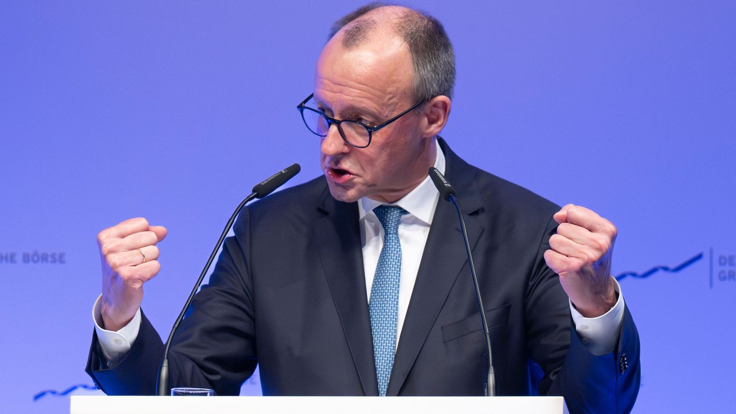 Will in München die Spitzen der Wirtschaftsverbände treffen: Kanzler Friedrich Merz. (Archivbild) Foto: Boris Roessler/dpa