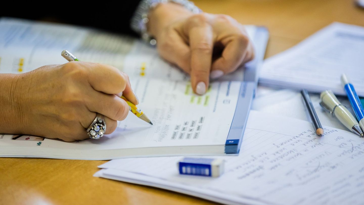 Ein neues Programm soll den Zugang zu Deutschkursen in Hessen erleichtern. (Symbolbild) Foto: Christoph Soeder/dpa