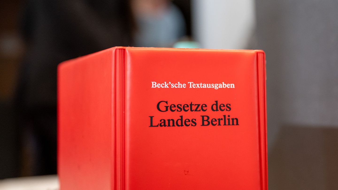 Der Untersuchungsausschuss zur Vergabe von Fördermitteln für Projekte gegen Antisemitismus setzt die Vernehmung von Zeugen fort.