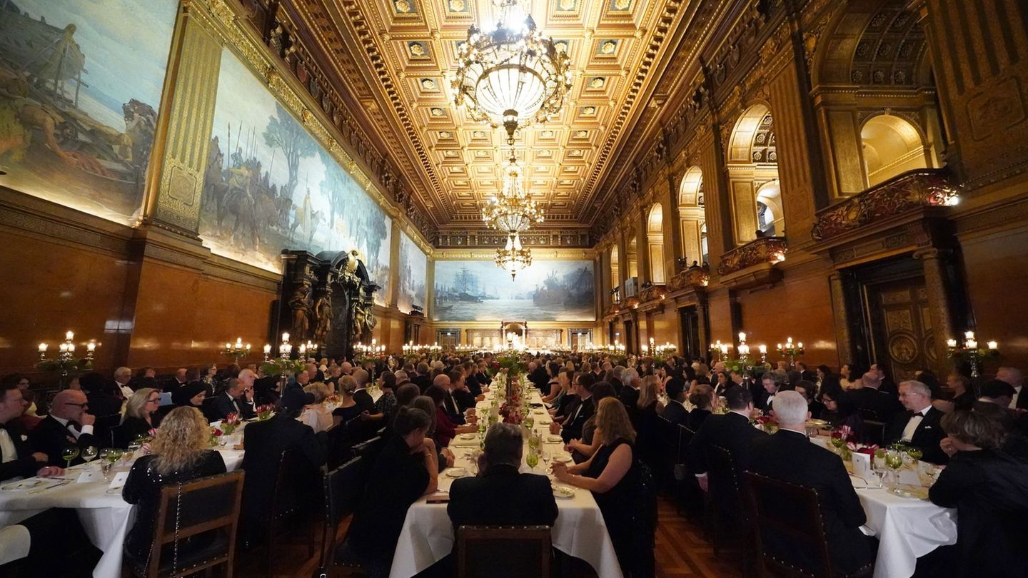 In diesem Jahr kommen Ex-Kanzlerin Merkel und EU-Ratspräsident Costa ins Rathaus. (Archivbild) Foto: Marcus Brandt/dpa