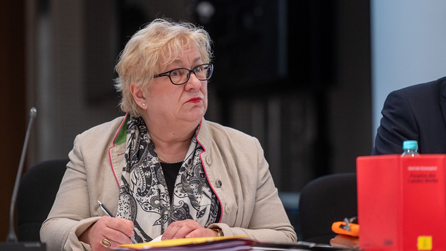 Die Vorsitzende des Untersuchungsausschusses, Manuela Schmidt (Die Linke), hat die Vernehmung zahlreicher weiterer Zeugen angekü