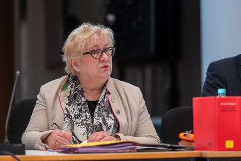 Die Vorsitzende des Untersuchungsausschusses, Manuela Schmidt (Die Linke), hat die Vernehmung zahlreicher weiterer Zeugen angekü
