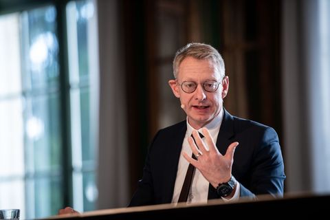 Bewertet die neue Gehaltsregel im Fußball als Schritt in richtige Richtung. (Archivbild) Foto: Fabian Strauch/dpa