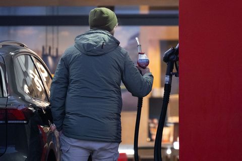 Gestiegene Spritpreise sorgen für Frust. Das bekommen nach Angaben eines Branchenverbands Tankstellenmitarbeiter zu spüren. (Arc