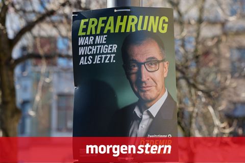 Ein Wahlplakat hängt an einem Pfahl, darauf abgebildet der grüne Politiker Cem Özdemir und der Slogan „Erfahrung“