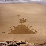 Scarborough, England. Ein Künstler namens Fred Brown huldigt dem britischen Streetart-Künstler Banksy, indem er dessen ikonisches Kunstwerk „Kids on Guns” aus dem Jahr 2003 am Strand nachahmt. Brown nutzte eine Harke, um eine riesige Version des berühmten Werks im Sand zu skizzieren. Besonders auf Luftaufnahmen wie dieser sieht es beeindruckend aus. Die Sandversion erschien nach den jüngsten US-israelischen Angriffen auf den Iran.