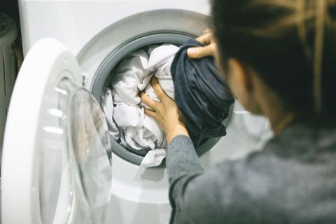 Nicht zu viel auf einmal! Das gilt für alle Haushaltsgeräte, wenn das Ergebnis stimmen soll. Es lohnt sich beispielsweise nicht, die Waschmaschine vollzustopfen. Darunter leidet nicht nur die Reinigungsleistung, sondern im ungünstigsten Fall auch das Gerät. Übrigens wird hier gerade eine andere wichtige Waschregel missachtet: Wäschestücke immer nur gemeinsam mit ähnlich- oder gleichfarbigen anderen waschen!