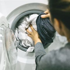Nicht zu viel auf einmal! Das gilt für alle Haushaltsgeräte, wenn das Ergebnis stimmen soll. Es lohnt sich beispielsweise nicht, die Waschmaschine vollzustopfen. Darunter leidet nicht nur die Reinigungsleistung, sondern im ungünstigsten Fall auch das Gerät. Übrigens wird hier gerade eine andere wichtige Waschregel missachtet: Wäschestücke immer nur gemeinsam mit ähnlich- oder gleichfarbigen anderen waschen!