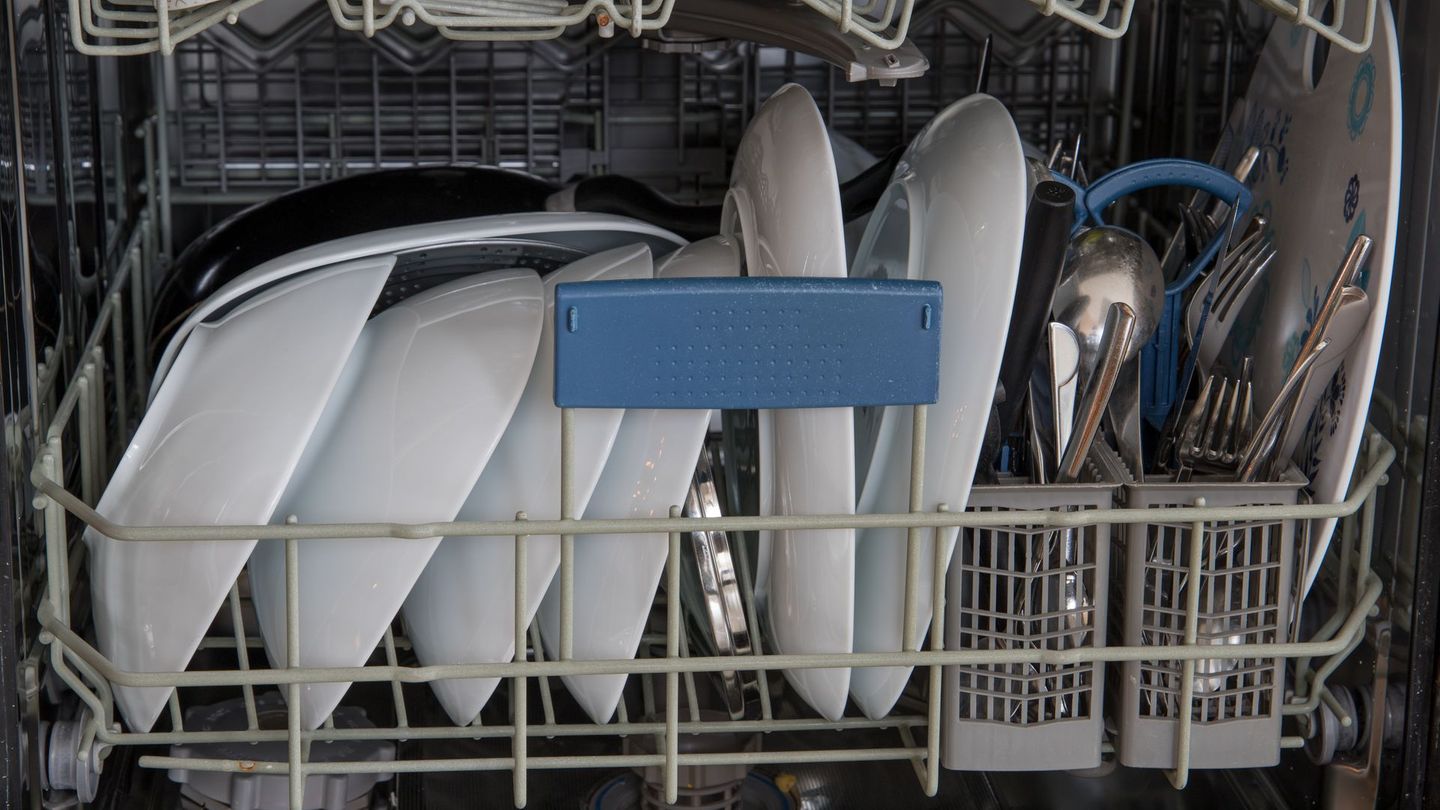 Geschirr leicht geneigt einräumen