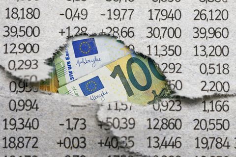 Geldscheine erscheinen hinter einer Rechnung