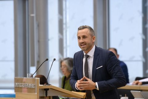 Der AfD-Fraktionschef und Spitzenkandidat für die Landtagswahl Ulrich Siegmund kritisiert die von den anderen Parteien im Parlam