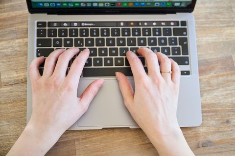 Bei dem "CEO-Fraud" geben sich Betrüger gegenüber Mitarbeitende als Führungskräfte aus. (Symbolbild) Foto: Annette Riedl/dpa