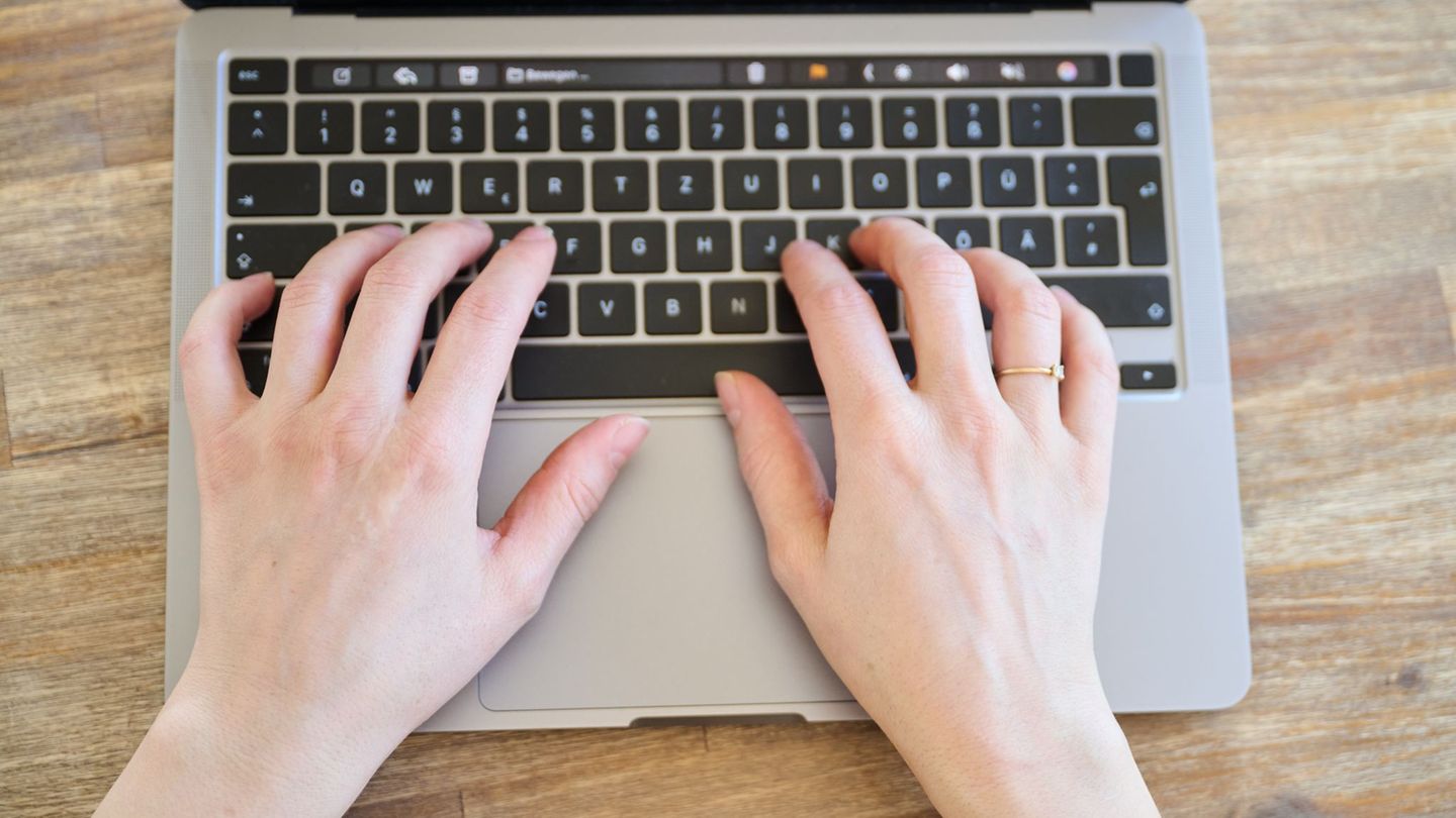 Bei dem "CEO-Fraud" geben sich Betrüger gegenüber Mitarbeitende als Führungskräfte aus. (Symbolbild) Foto: Annette Riedl/dpa