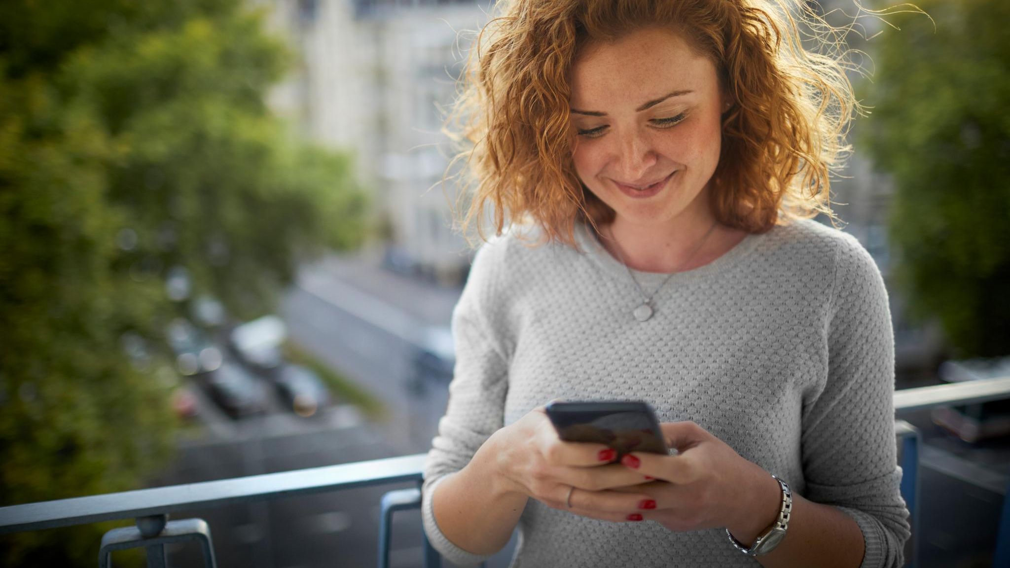 Jederzeit können sich Paare heute über Kontinente hinweg sehen, sprechen und schreiben. Das führt zur „digitalen Eifersucht“. Wer nicht reagiert, löst beim Partner womöglich Misstrauen aus