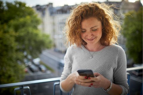 Jederzeit können sich Paare heute über Kontinente hinweg sehen, sprechen und schreiben. Das führt zur „digitalen Eifersucht“. Wer nicht reagiert, löst beim Partner womöglich Misstrauen aus