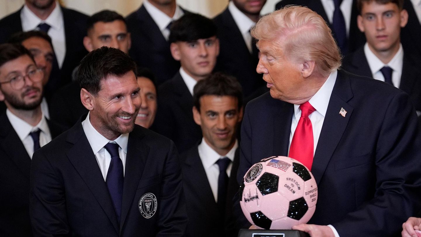 Skurriler Besuch: Trump überreicht Messi rosa Ball – und droht dem iranischen Regime
