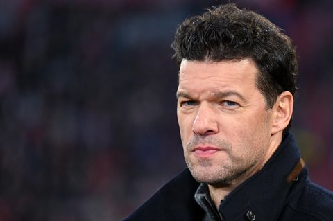 Michael Ballack steht vor einem Fußball-Spiel im Stadion.