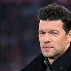 Michael Ballack steht vor einem Fußball-Spiel im Stadion.