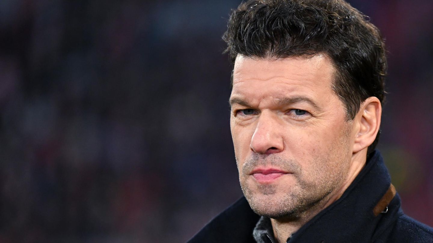 Michael Ballack steht vor einem Fußball-Spiel im Stadion.