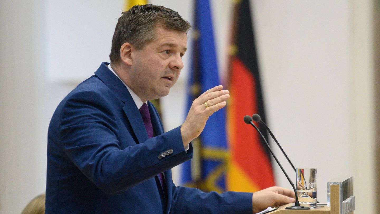 Sachsen-Anhalts Ministerpräsident Sven Schulze (CDU) erhebt schwere Vorwürfe gegen die AfD (Archivbild) Foto: Klaus-Dietmar Gabb