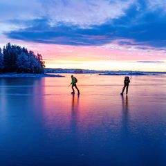 Sport mit Weitblick: Inmitten verschneiter Wälder und Seen treffen sich die Schweden zum Ice Skaten. Der Volkssport stärkt Körper, Geist und langfristig die Gemeinschaft