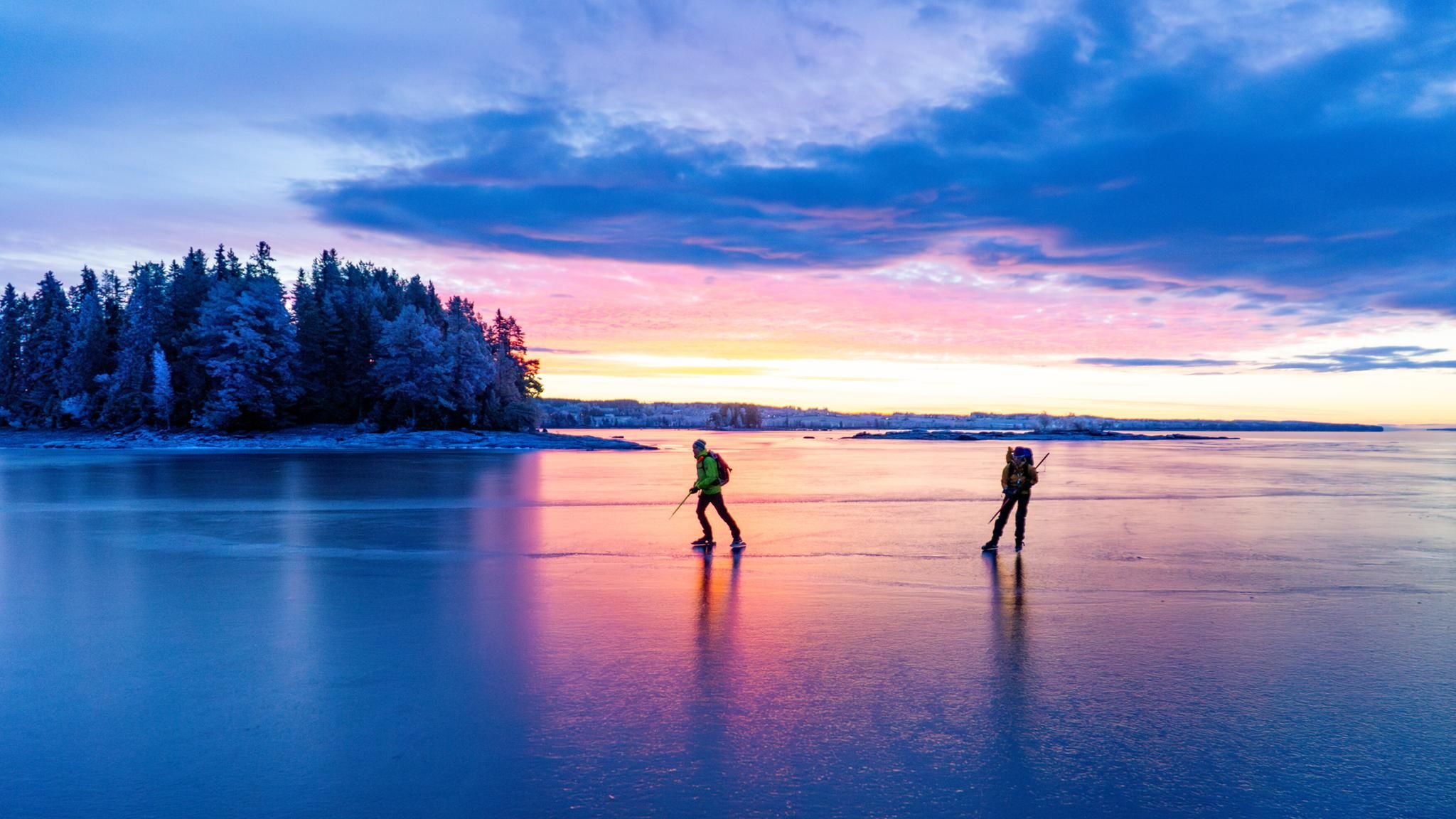 Sport mit Weitblick: Inmitten verschneiter Wälder und Seen treffen sich die Schweden zum Ice Skaten. Der Volkssport stärkt Körper, Geist und langfristig die Gemeinschaft