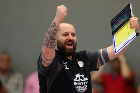 Stuttgarts Trainer Konstantin Bitter freut sich über weitere Vertragsverlängerungen. (Archivbild) Foto: Robert Michael/dpa