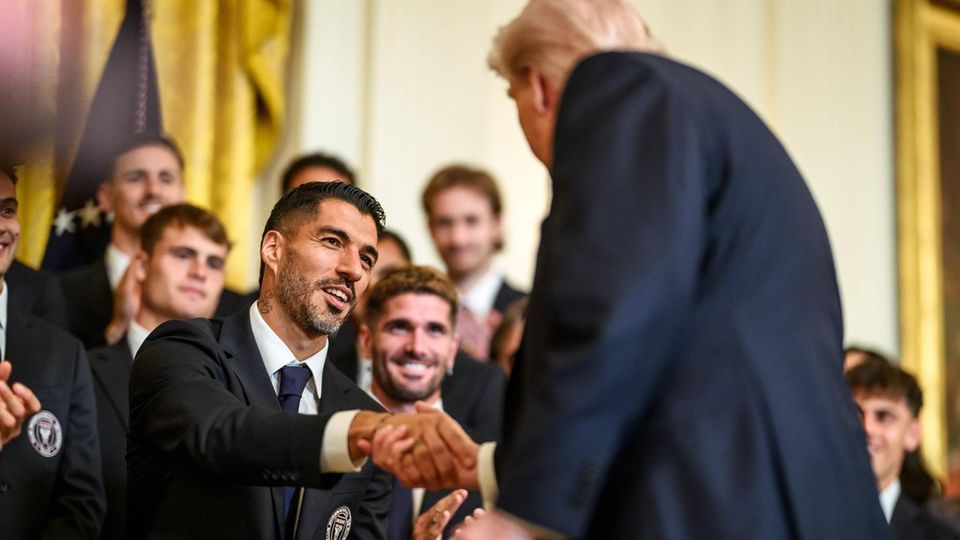 Trump schüttelt Suarez die Hand