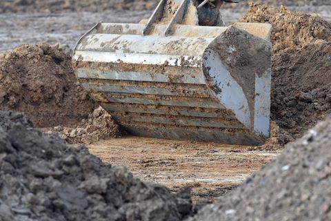 Ein 83-jähriger Mann ist in Weimar wohl versehentlich durch einen Baggerfahrer in eine Baugrube gestoßen und dadurch schwer verl