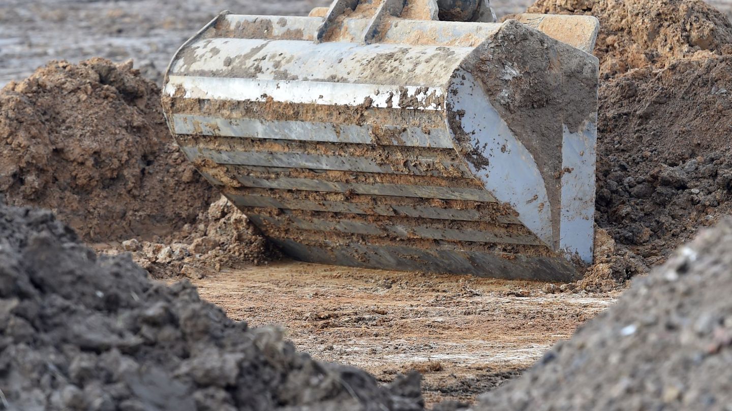 Arbeitsunfall: Bagger stößt Rentner in Baugrube - schwere Verletzungen