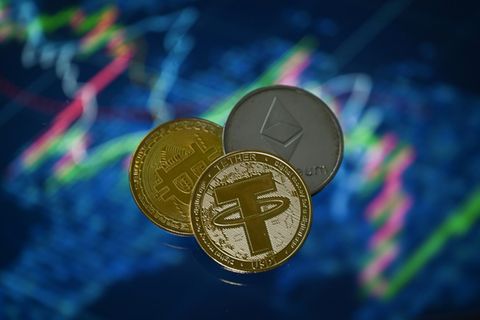 Symbolmünzen verschiedener Kryptowährungen