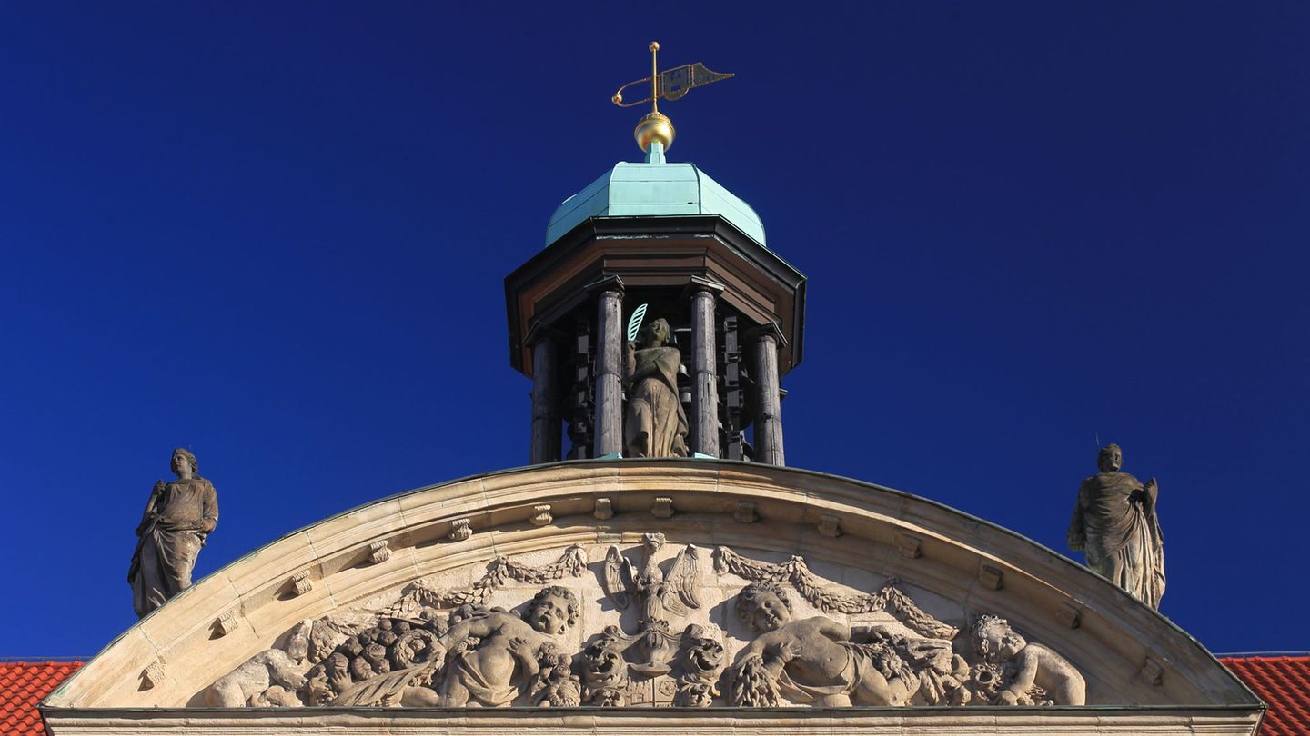 Das Glockenspiel im Alten Rathaus soll wieder eingebaut werden. (Archivbild) Foto: picture alliance / ZB
