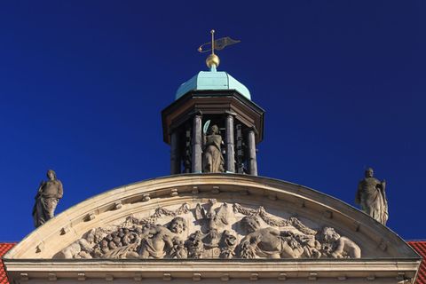 Das Glockenspiel im Alten Rathaus soll wieder eingebaut werden. (Archivbild) Foto: picture alliance / ZB