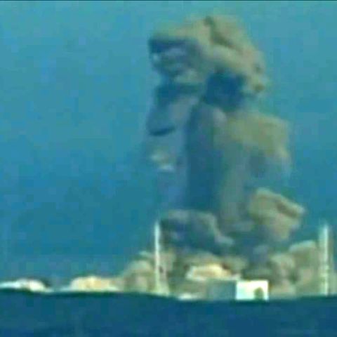 Nachdem Tsunamiwellen das Kühlsytem außer Kraft gesetzt hatten, kam es in den Reaktoren eins, zwei und drei zu Kernschmelzen und Explosionen. Hunderttausende wurden evakuiert, doch viele sind nach einer Dekontaminierung zurückgekehrt.