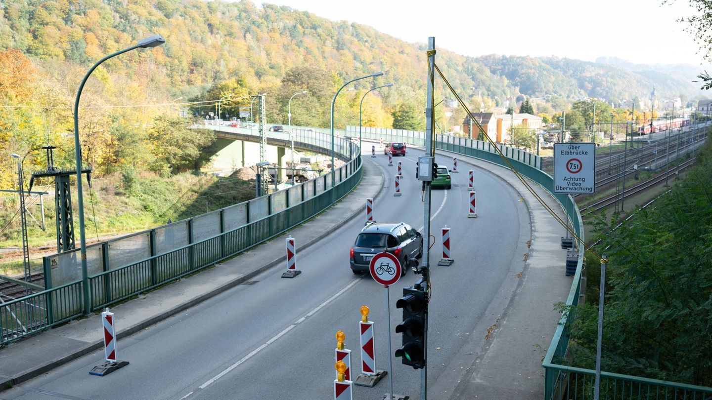 Die bestehende Brücke, die in Bad Schandau entlang der B172 über die Gleise führt, muss abgerissen werden. (Archivbild) Foto: Se