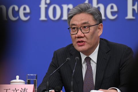 Chinas Handelsminister Wang verwies auf globale Konflikte. Foto: Johannes Neudecker/dpa