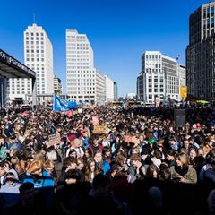 Schüler versammelten sich am Donnerstag in Berlin, um gegen die Wehrpflicht zu demonstrieren – und auch gegen Merz