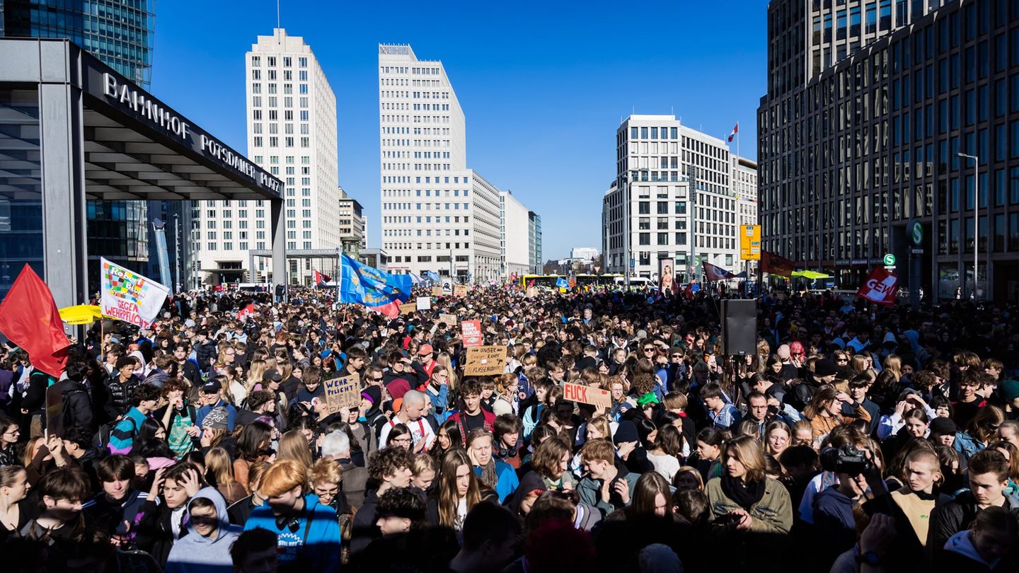 Schüler versammelten sich am Donnerstag in Berlin, um gegen die Wehrpflicht zu demonstrieren – und auch gegen Merz