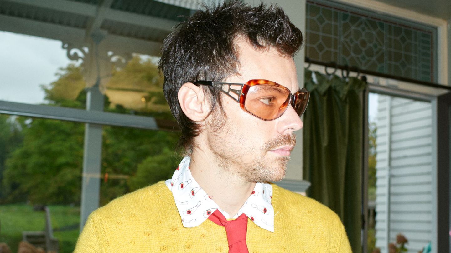 Harry Styles meldet sich nach vier Jahren mit neuer Musik zurück: Auf dem Album "Kiss All The Time. Disco, Occasionally." erfindet sich das einstige One-Direction-Mitglied mal wieder neu.