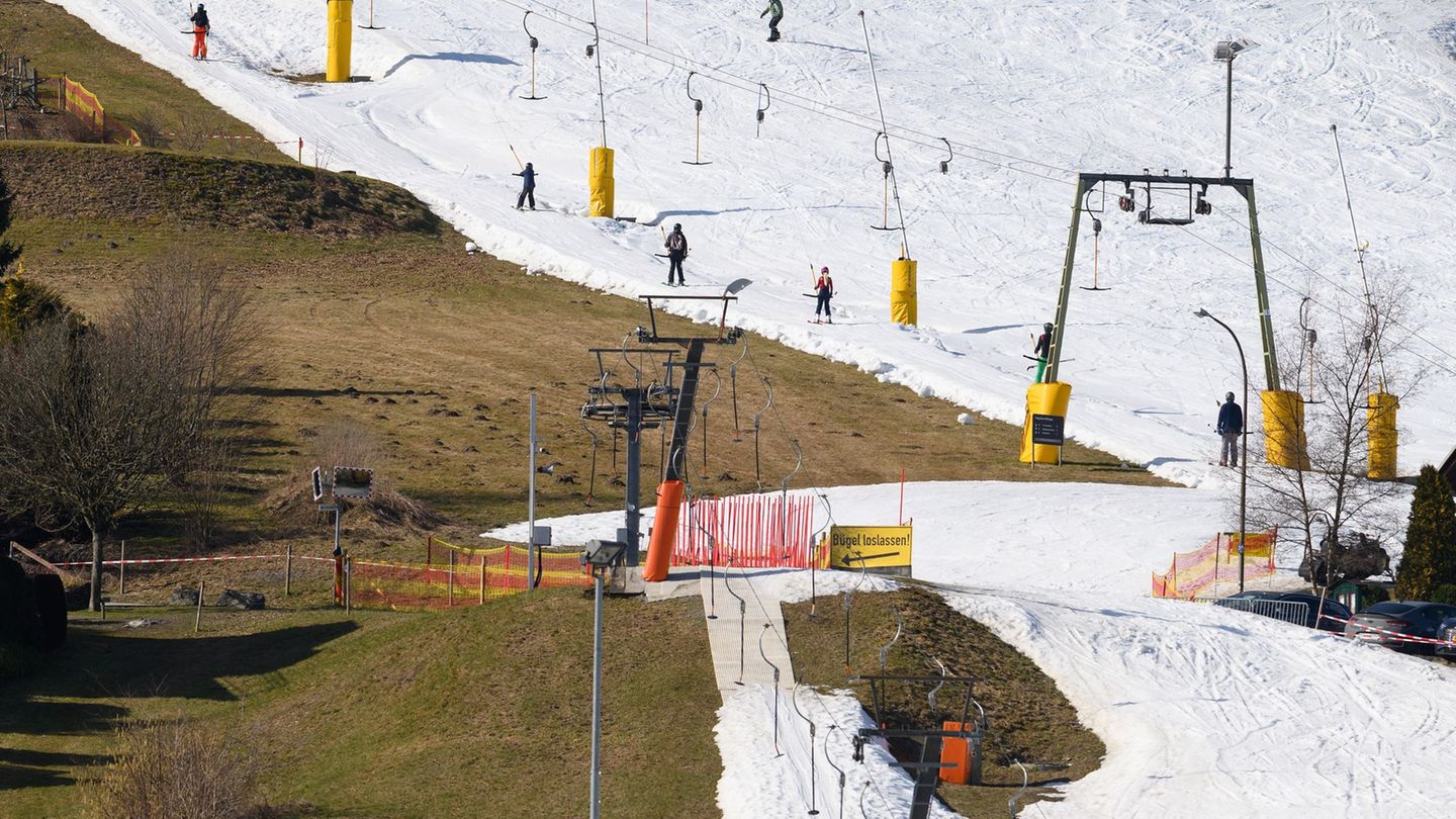 In Willingen und auf der Wasserkuppe drehen die Lifte ein finales Mal. (Archivbild) Foto: Swen Pförtner/dpa
