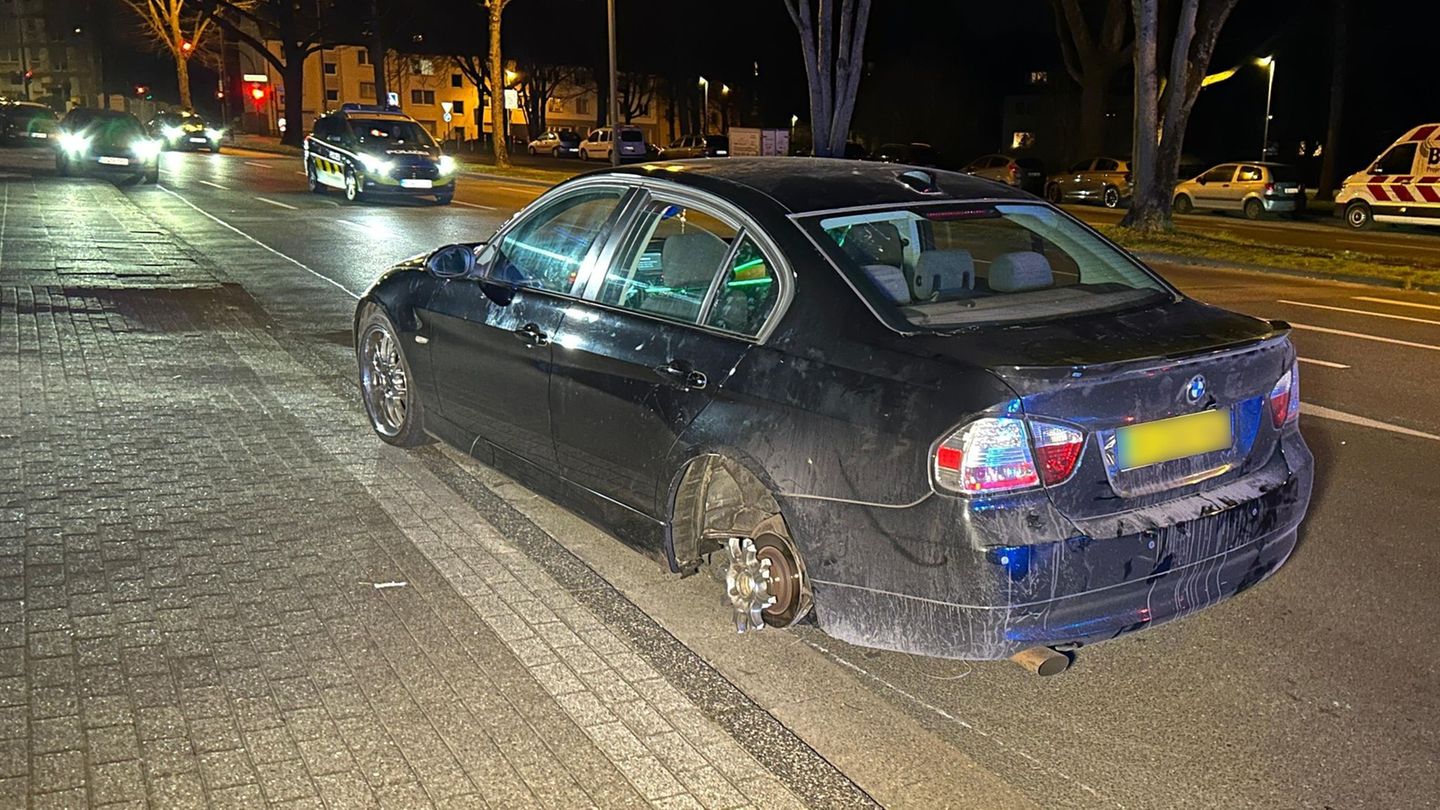 Ein verlorener Reifen beendete die Flucht: Das Fahrzeug der jungen Männer steht am Straßenrand. Foto: Justin Brosch/dpa