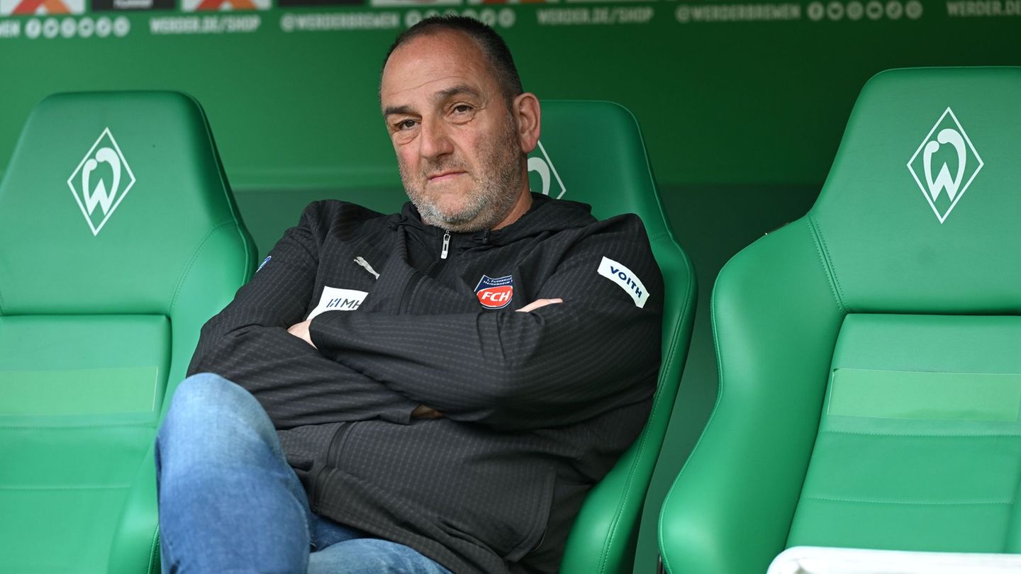 War nach dem Bremen-Spiel bedient: Heidenheims Trainer Schmidt. Foto: Carmen Jaspersen/dpa